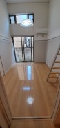 天井が高く開放感がある
室内です