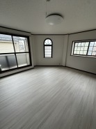 居室内観。洋室８．５帖の角部屋で日当たり良好です。