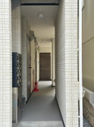 1階共用廊下。左側手前から１０１・１０２・廊下突き当り１０３号室。２階３階も同じ配置です。