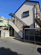 JR小岩駅徒歩１１分。駐輪場は屋根付きで安心です。