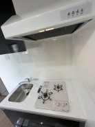 2口ガスコンロ付き、機能美が光るキッチン。日々の暮らしに彩りと快適さをもたらす、洗練されたデザインが魅力です