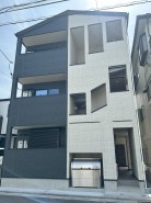 都営新宿線瑞江駅徒歩11分。静かに暮らせるエリアです。徒歩圏内に大型ドラッグストアあり。
モノトーンで統一された外観が、洗練された印象を与えます。開口部のリズムが、建物の表情に奥行きと立体感を生み出し、都市の景観に調和しながらも個性を放つ住まいです
